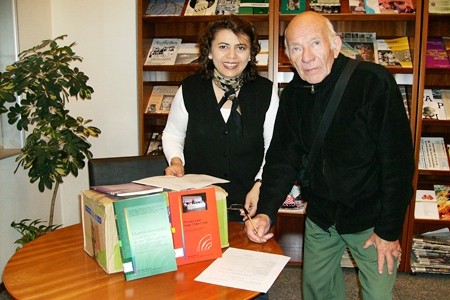 En la foto: Mirta Villalba, bibliotecaria responsable y Enrique Zapata 