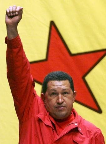 hugo_chavez_puno-en-alto