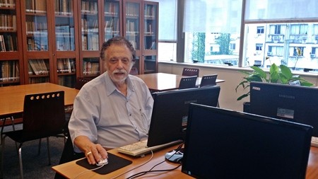 Theotonio Dos Santos visitando la Biblioteca Utopía